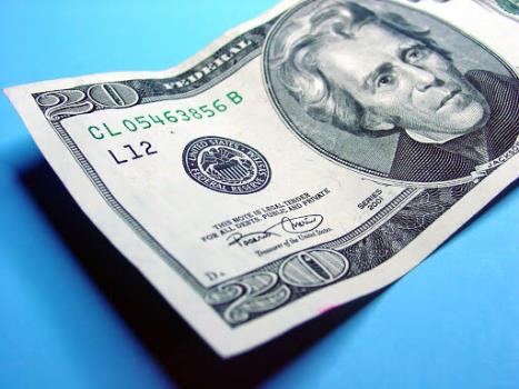 دلار یك پله عقب رفت